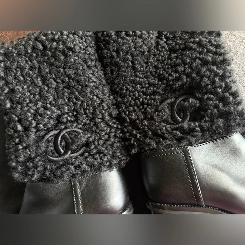 🖤CHANEL🖤Shearling Fur 'CC' Leather Logo Biker Boots